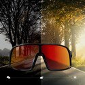 FRED sports sunglasses Black with visible photochromatic effect – adjusts automatically to changing light.