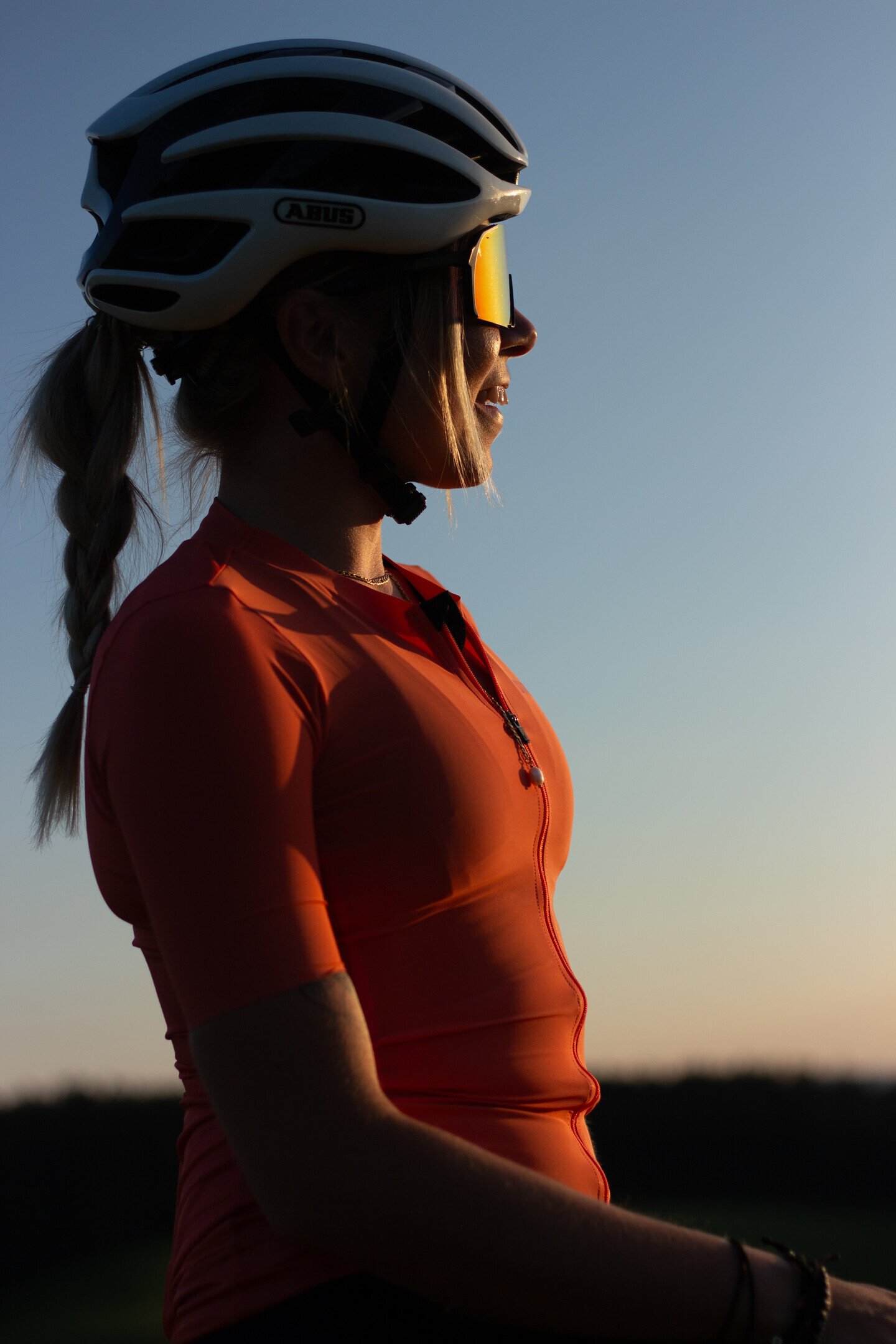Sporty, stylish, POP EYES – Jeannine on a road bike ride at sunset with sunglasses EDDY photochromatic.