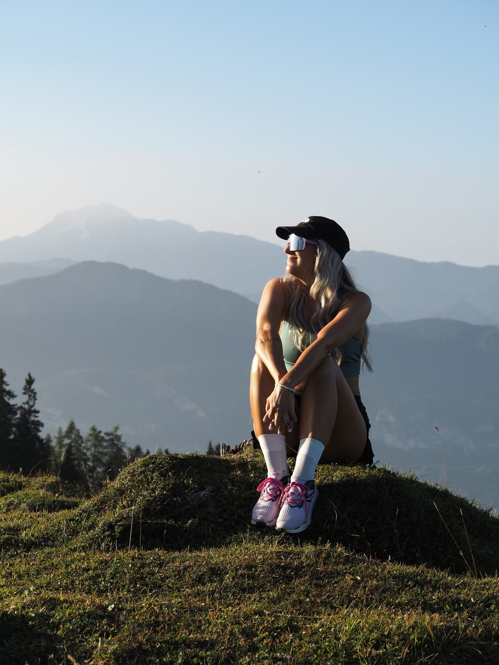 POP EYES Athletin Romana am Berg bei Sonnenuntergang im Winter.