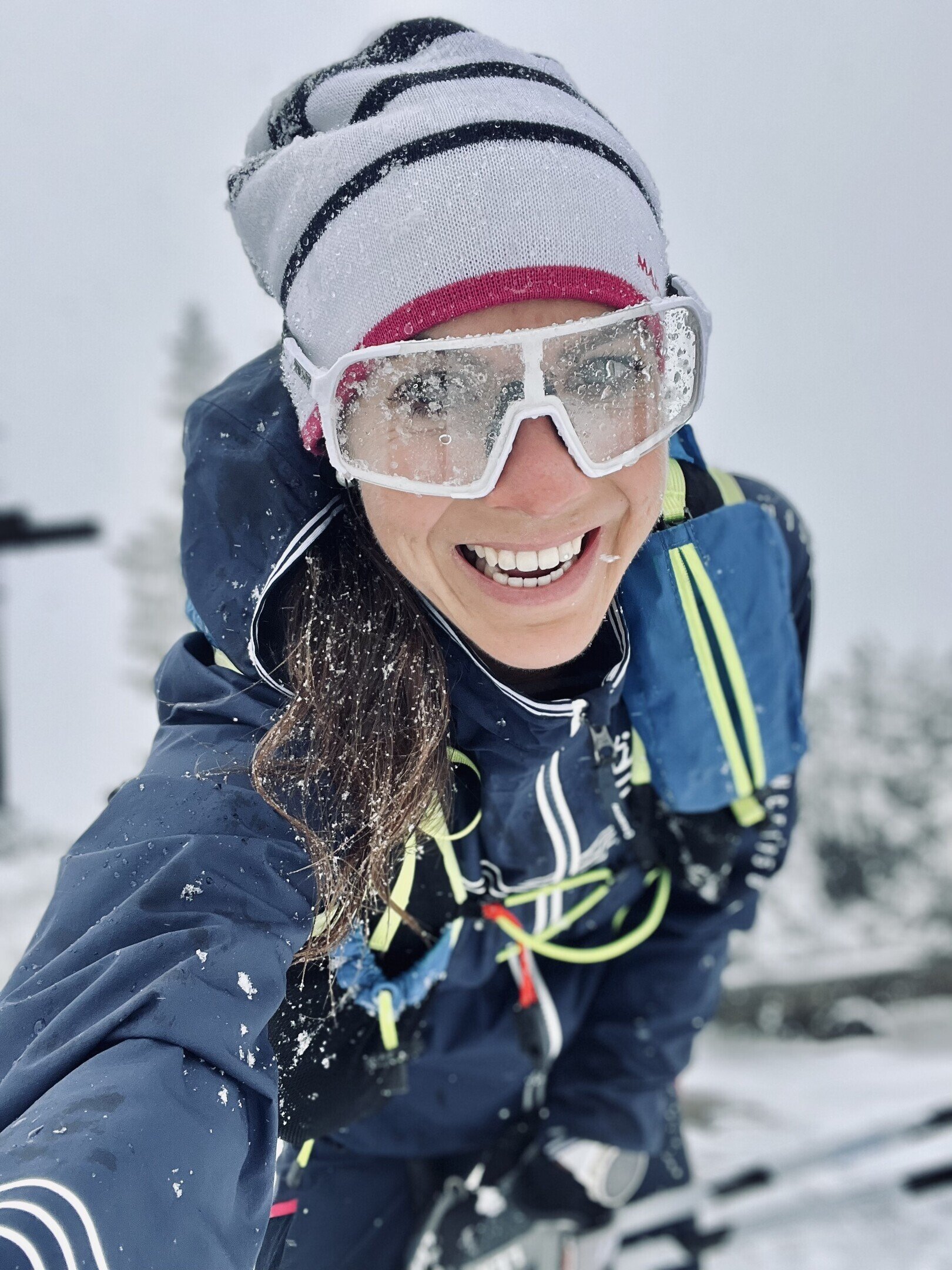 Skitour bei Schneefall – POP EYES Athletin Teresa mit EDDY Brille in winterlicher Kulisse.