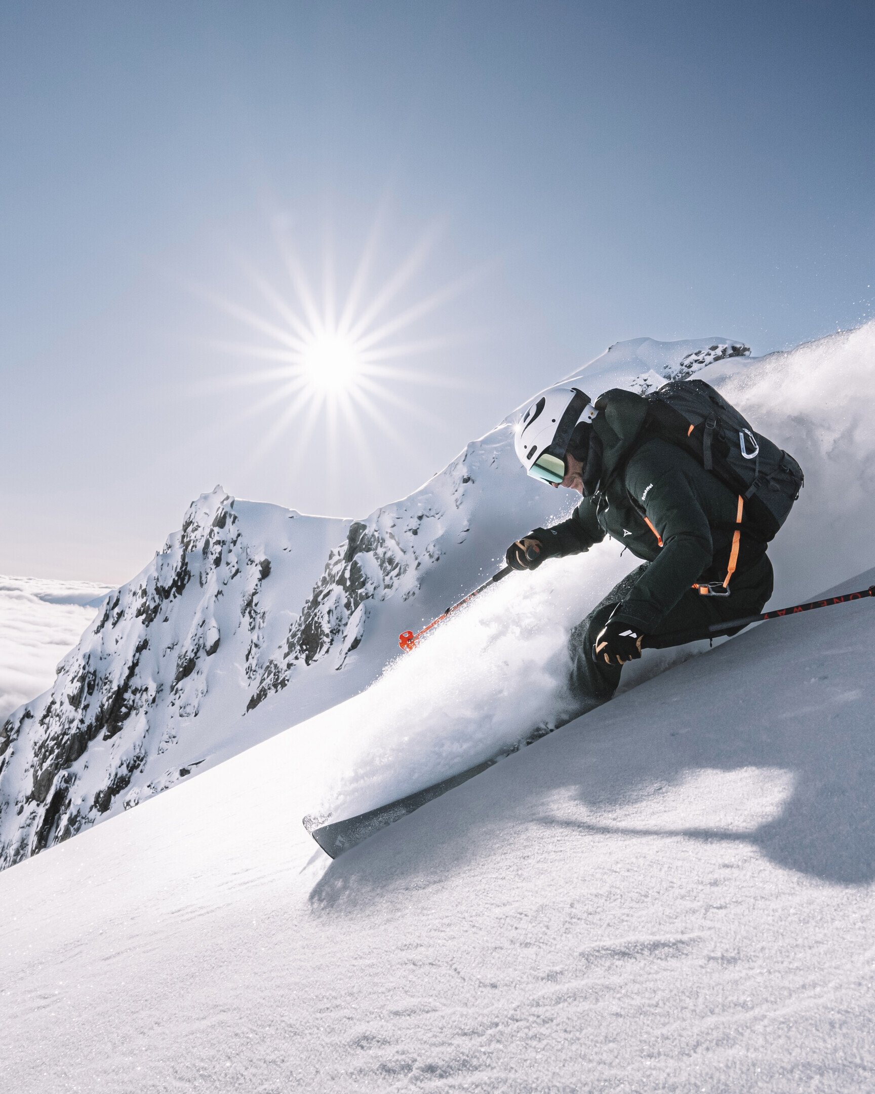 Patrick in action while freeriding – POP EYES ski goggles JAMIE in deep snow.