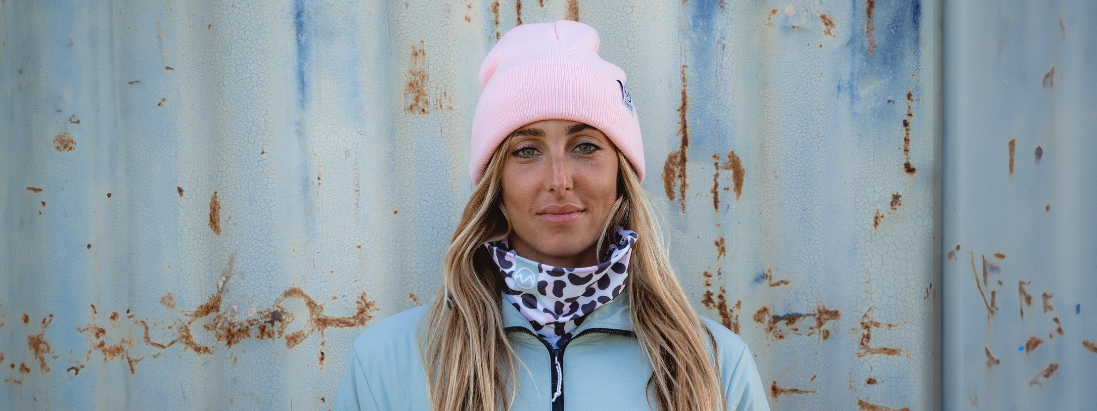 POPHEAD neckwarmer JULIE Leo White Pink – woman wearing white-pink leopard neck warmer, soft and warm for outdoor use