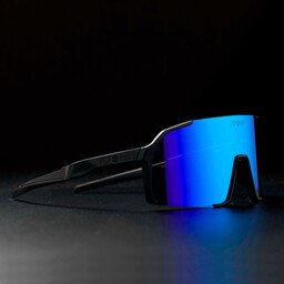 Side view of EDDY Black Ocean Blue – lightweight sports sunglasses with interchangeable lenses for active use.
