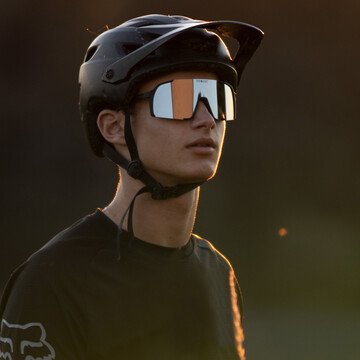 Mountainbiker mit EDDY Silver Star – Sport Sonnenbrille mit sicherem Halt und optimaler Belüftung.