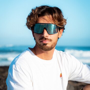 Frontale Nahaufnahme der FRED Black Ice Blue – Sport Sonnenbrille für intensive Sommeraktivitäten.