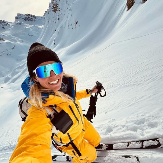 Skitour mit Aussicht – POP EYES Athletin Jasmin in winterlicher Kulisse mit Sonnenbrille EDDY.