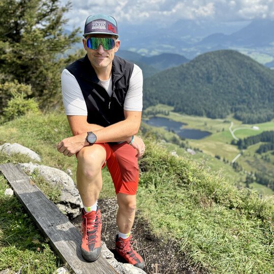 POP EYES athlete Thomas hiking with EDDY sunglasses – top performance in the outdoors.