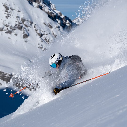 Patrick freeriding in powder wearing POP EYES ski goggles JAMIE