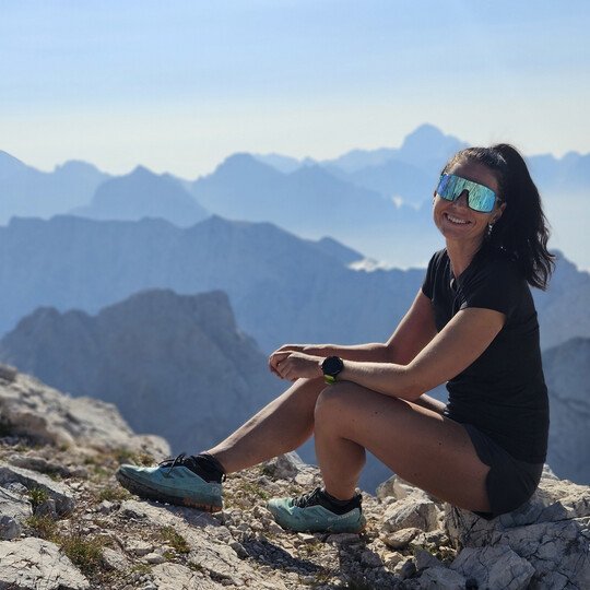 POP EYES athlete Doris enjoying the sun while hiking – with sunglasses FRED.