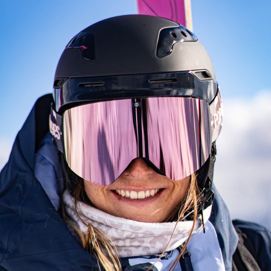 POP EYES athlete Ricci – portrait with ski goggles JAMEI in winter landscape.