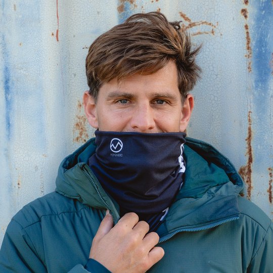 POPHEAD neckwarmer JULIE Black – front view, man wearing double-layer black fleece neck warmer