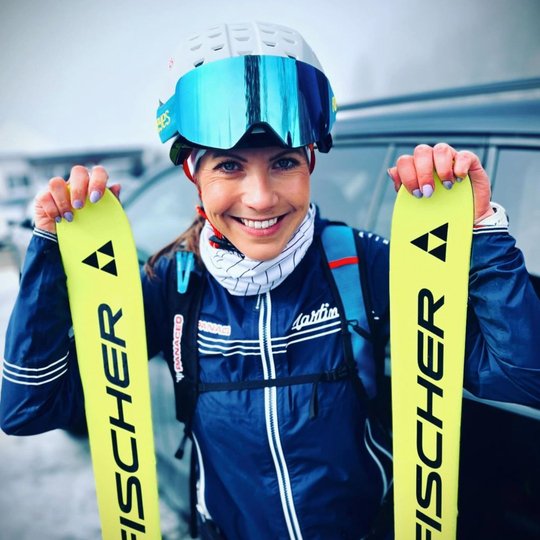 Close-up of POP EYES athlete Teresa with the JESS ski goggles – bold winter style.