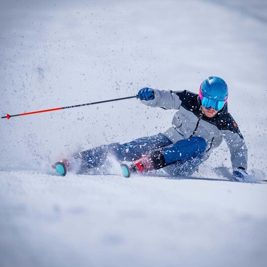 “Ass to the grass” – POP EYES athlete Simon with JAMIE goggles in full carving position.