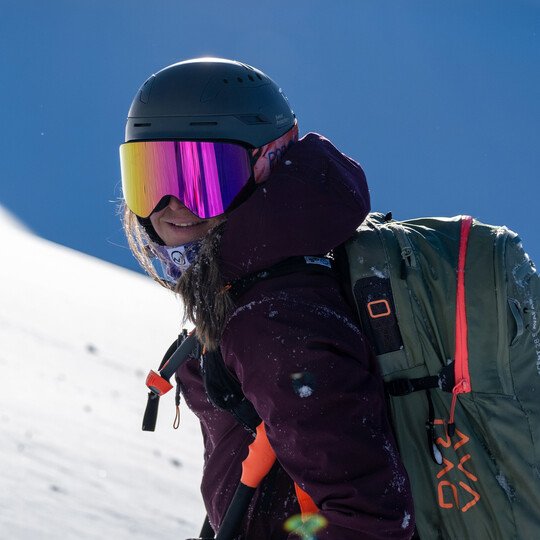 REGINA WINTERSTELLER – Skiguide & Adventure seeker wearing ski goggles LARRY
