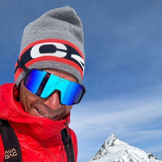 Athlete wearing EDDY Black Ocean Blue – secure fit and clear vision for all types of training.