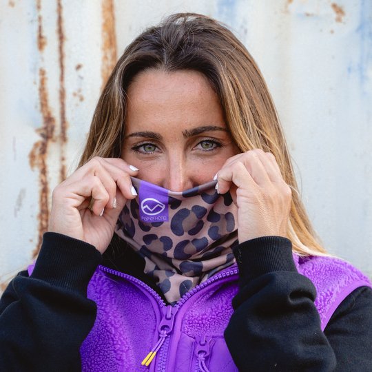 POPHEAD neckwarmer JULIE Leo Brown – woman wearing brown leopard neck warmer outdoors, stylish & functional