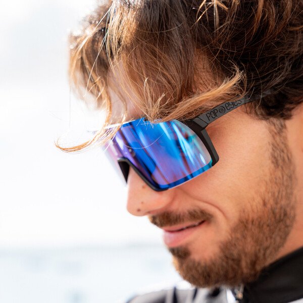EDDY Photochromatisch Black Ocean Blue – Sportsonnenbrille im Detail am Rennrad, top Performance.