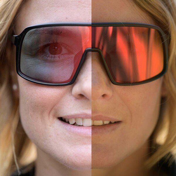 Athletin mit FRIEDA Sport Sonnenbrille – photochromatisch von Cat 1 bis 3, perfekte Anpassung bei Lichtwechsel.